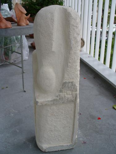 2005 - La femme enlacée | Matériaux : Pierre Calcaire de Paris | Techniques : Taille directe | Dimensions : 15 x 17 x 60 cm | Poids : 20 kg