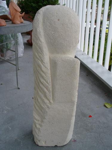 2005 - La femme enlacée | Matériaux : Pierre Calcaire de Paris | Techniques : Taille directe | Dimensions : 15 x 17 x 60 cm | Poids : 20 kg