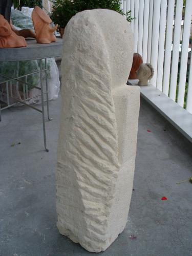 2005 - La femme enlacée | Matériaux : Pierre Calcaire de Paris | Techniques : Taille directe | Dimensions : 15 x 17 x 60 cm | Poids : 20 kg