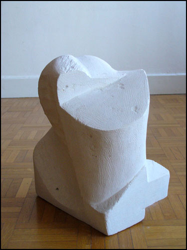 2007 - Voyage intergalactique | Matériaux : Pierre Calcaire de Paris | Techniques : Taille directe | Dimensions : 16 x 26 x 32 cm | Poids : 15 kg