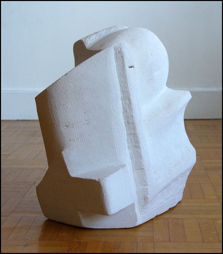 2007 - Voyage intergalactique | Matériaux : Pierre Calcaire de Paris | Techniques : Taille directe | Dimensions : 16 x 26 x 32 cm | Poids : 15 kg